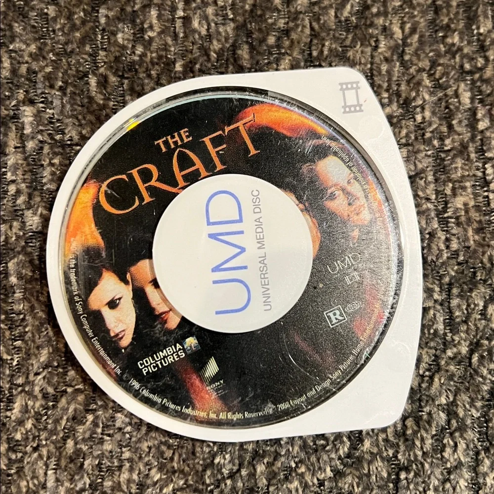 PSP UMD Movie Disc Lot of 17 with 2 Carrying Case